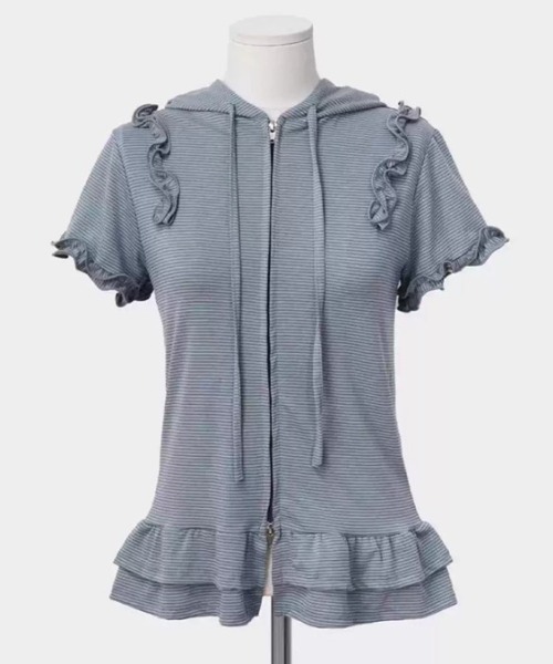 A'GEM/9 × .kom 「.KOM/ドットケーオーエム」 フリル付き半袖ジップアップパーカー レディース A'GEM/9 × .kom 『.KOM/ドットケーオーエム』 フリル付き半袖