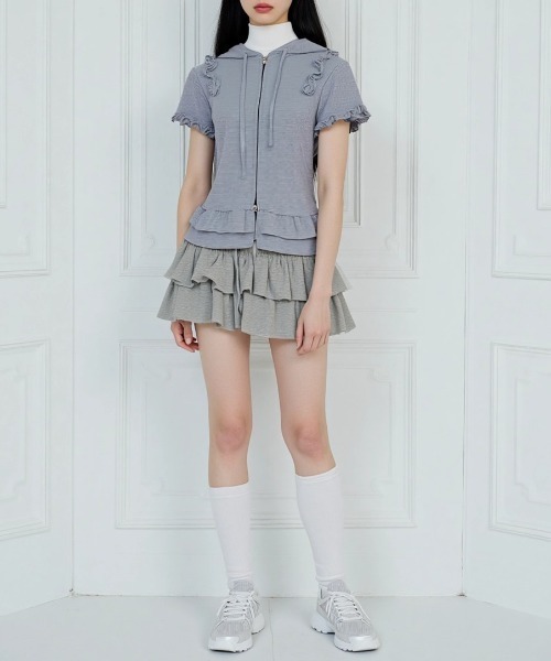 A'GEM/9 × .kom 「.KOM/ドットケーオーエム」 フリル付き半袖ジップアップパーカー レディース A'GEM/9 × .kom 『.KOM/ドットケーオーエム』 フリル付き半袖