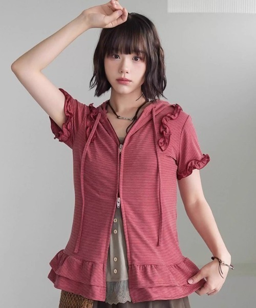 A'GEM/9 × .kom 「.KOM/ドットケーオーエム」 フリル付き半袖ジップアップパーカー レディース A'GEM/9 × .kom 『.KOM/ドットケーオーエム』 フリル付き半袖
