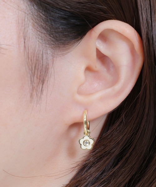 2-5日着 MARY QUANT スムースエポデイジーチャーム フープピアス スムースエポデイジー ピアス(ピアス(両耳用))|MARY QUANT