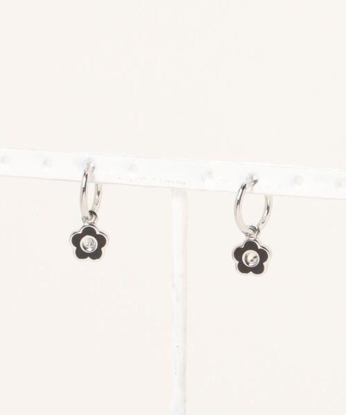 2-5日着 MARY QUANT スムースエポデイジーチャーム フープピアス MARY QUANT ONLINE SHOP｜マリークヮントオンラインショップ
