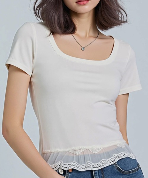 .KOM(ドットコム)の「A'GEM/9 × .kom 『.KOMZ/ドットケーオーエムゼット』裾フリル スクエアネックコンパクトTシャツ(Tシャツ/カットソー・レディース・オフホワイト/グレー/ブラック・S/M)」の1枚目の写真