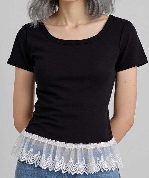 .KOM(ドットコム)の「A'GEM/9 × .kom 『.KOMZ/ドットケーオーエムゼット』裾フリル スクエアネックコンパクトTシャツ(Tシャツ/カットソー・レディース・オフホワイト/グレー/ブラック・S/M)」の2枚目の写真