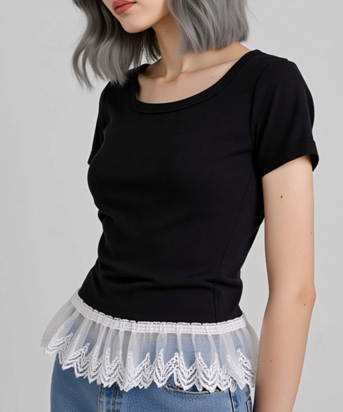 .KOM(ドットコム)の「A'GEM/9 × .kom 『.KOMZ/ドットケーオーエムゼット』裾フリル スクエアネックコンパクトTシャツ(Tシャツ/カットソー・レディース・オフホワイト/グレー/ブラック・S/M)」の6枚目の写真