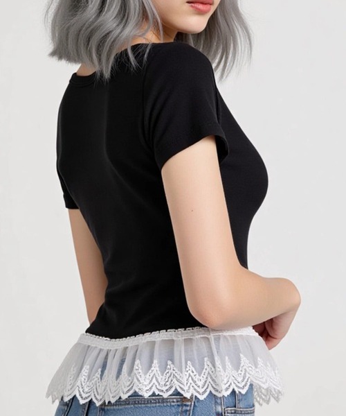 .KOM(ドットコム)の「A'GEM/9 × .kom 『.KOMZ/ドットケーオーエムゼット』裾フリル スクエアネックコンパクトTシャツ(Tシャツ/カットソー・レディース・オフホワイト/グレー/ブラック・S/M)」の7枚目の写真