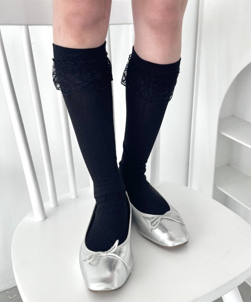Loueme(ルエム)の「フリルレースハイソックス(ソックス/靴下・レディース・ブラック/ホワイト/チャコールグレー/グレー・FREE)」の1枚目の写真