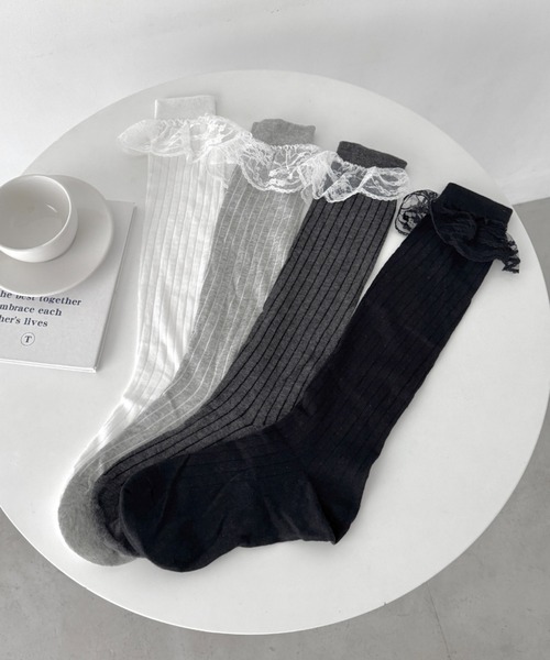 Loueme(ルエム)の「フリルレースハイソックス(ソックス/靴下・レディース・ブラック/ホワイト/チャコールグレー/グレー・FREE)」の5枚目の写真