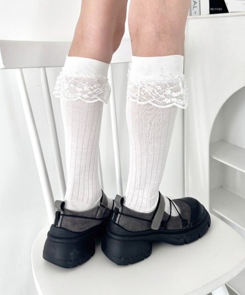 Loueme(ルエム)の「フリルレースハイソックス(ソックス/靴下・レディース・ブラック/ホワイト/チャコールグレー/グレー・FREE)」の7枚目の写真