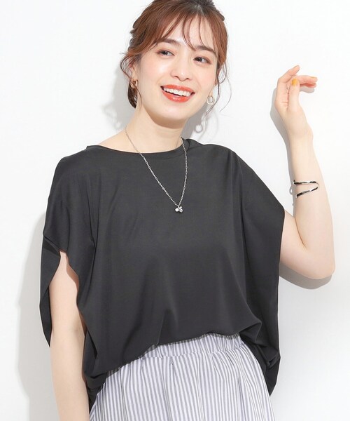 SHOO・LA・RUE（シューラルー）の「【S-LL/ひんやり/UV】二の腕をきれいにカバー ショルダータックトップス（Tシャツ/カットソー・レディース・ブラック/オフホワイト/ダークオレンジ/ブルー系その他・04/03/02/01）」の2枚目の写真