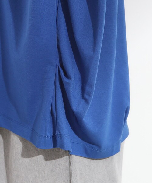 SHOO・LA・RUE（シューラルー）の「【S-LL/ひんやり/UV】二の腕をきれいにカバー ショルダータックトップス（Tシャツ/カットソー・レディース・ブラック/オフホワイト/ダークオレンジ/ブルー系その他・04/03/02/01）」の9枚目の写真