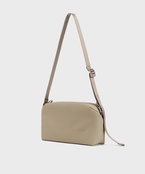 ESTNATION(エストネーション)の「Urth / Dolomite Camera Sling 5L(ショルダーバッグ・メンズ・ブラック/ライトブラウン・FREE)」の1枚目の写真