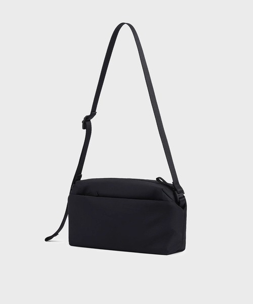 ESTNATION(エストネーション)の「Urth / Dolomite Camera Sling 5L(ショルダーバッグ・メンズ・ブラック/ライトブラウン・FREE)」の4枚目の写真