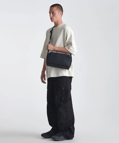 ESTNATION(エストネーション)の「Urth / Dolomite Camera Sling 5L(ショルダーバッグ・メンズ・ブラック/ライトブラウン・FREE)」の6枚目の写真