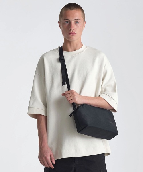 ESTNATION(エストネーション)の「Urth / Dolomite Camera Sling 5L(ショルダーバッグ・メンズ・ブラック/ライトブラウン・FREE)」の7枚目の写真