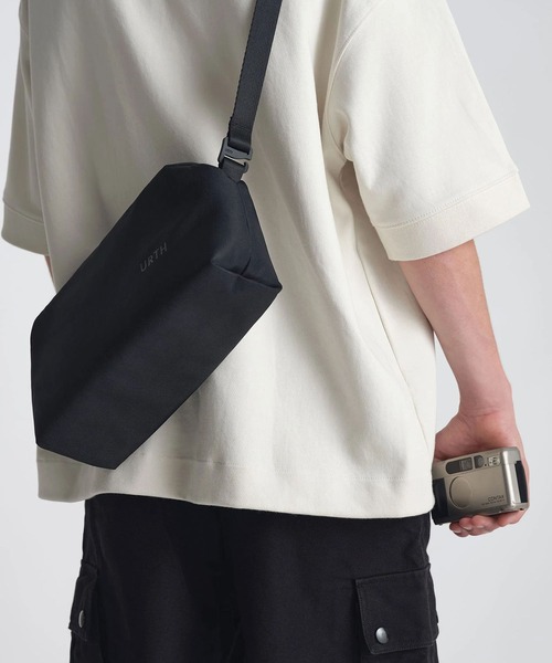 ESTNATION(エストネーション)の「Urth / Dolomite Camera Sling 5L(ショルダーバッグ・メンズ・ブラック/ライトブラウン・FREE)」の9枚目の写真