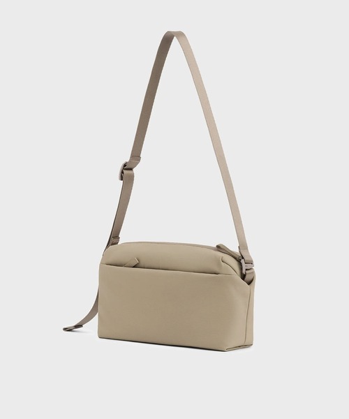 ESTNATION(エストネーション)の「Urth / Dolomite Camera Sling 5L(ショルダーバッグ・メンズ・ブラック/ライトブラウン・FREE)」の11枚目の写真