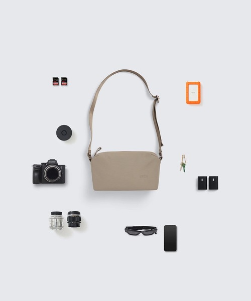 ESTNATION(エストネーション)の「Urth / Dolomite Camera Sling 5L(ショルダーバッグ・メンズ・ブラック/ライトブラウン・FREE)」の12枚目の写真