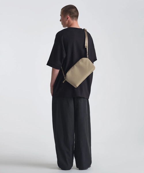 ESTNATION(エストネーション)の「Urth / Dolomite Camera Sling 5L(ショルダーバッグ・メンズ・ブラック/ライトブラウン・FREE)」の13枚目の写真