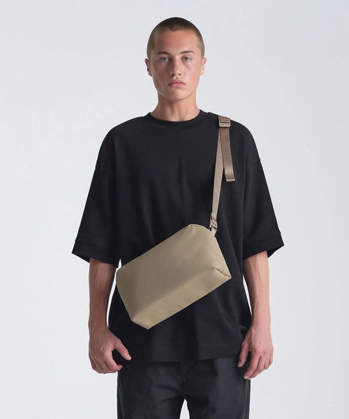 ESTNATION(エストネーション)の「Urth / Dolomite Camera Sling 5L(ショルダーバッグ・メンズ・ブラック/ライトブラウン・FREE)」の14枚目の写真