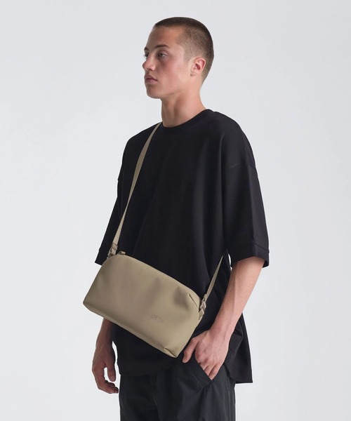 ESTNATION(エストネーション)の「Urth / Dolomite Camera Sling 5L(ショルダーバッグ・メンズ・ブラック/ライトブラウン・FREE)」の15枚目の写真