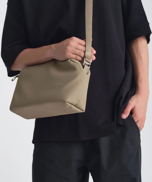 ESTNATION(エストネーション)の「Urth / Dolomite Camera Sling 5L(ショルダーバッグ・メンズ・ブラック/ライトブラウン・FREE)」の16枚目の写真