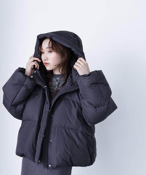 NATURAL BEAUTY BASIC（ナチュラルビューティーベーシック）の「◇ショートフードダウン（ダウンジャケット/コート・レディース・ブラック/オフホワイト/ブルー・SMALL/MEDIUM）」の6枚目の写真