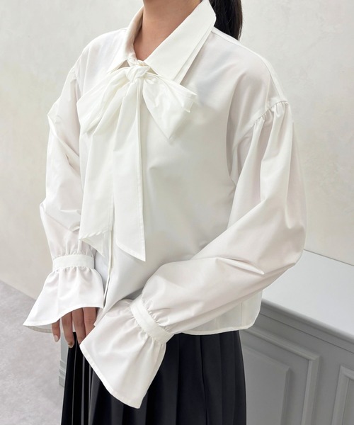31 Sons de mode（トランテアン　ソン　ドゥ　モード）の「2025秋冬新作 ボウタイリボンブラウス（シャツ/ブラウス・レディース・ブルー/オフホワイト・ﾌﾘ-）」の4枚目の写真