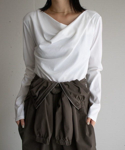 hwyl(ヒュイル)の「ドレープオフショルダーTシャツ(Tシャツ/カットソー・レディース・ホワイト/チャコールグレー/ブラック/ブラウン・FREE)」の1枚目の写真