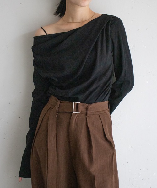 hwyl(ヒュイル)の「ドレープオフショルダーTシャツ(Tシャツ/カットソー・レディース・ホワイト/チャコールグレー/ブラック/ブラウン・FREE)」の3枚目の写真
