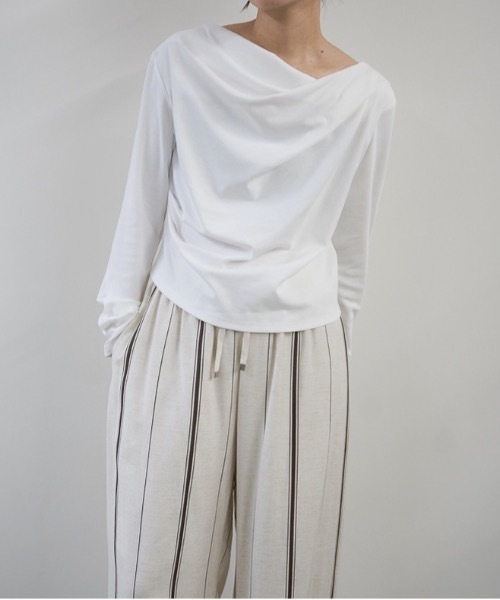 hwyl(ヒュイル)の「ドレープオフショルダーTシャツ(Tシャツ/カットソー・レディース・ホワイト/チャコールグレー/ブラック/ブラウン・FREE)」の5枚目の写真