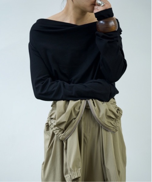 hwyl(ヒュイル)の「ドレープオフショルダーTシャツ(Tシャツ/カットソー・レディース・ホワイト/チャコールグレー/ブラック/ブラウン・FREE)」の15枚目の写真