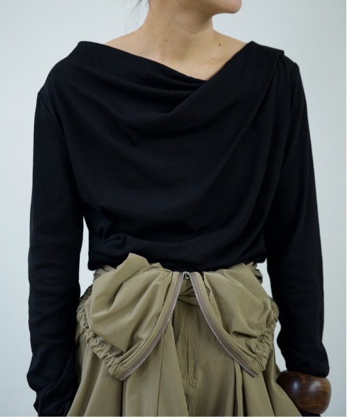 hwyl(ヒュイル)の「ドレープオフショルダーTシャツ(Tシャツ/カットソー・レディース・ホワイト/チャコールグレー/ブラック/ブラウン・FREE)」の11枚目の写真