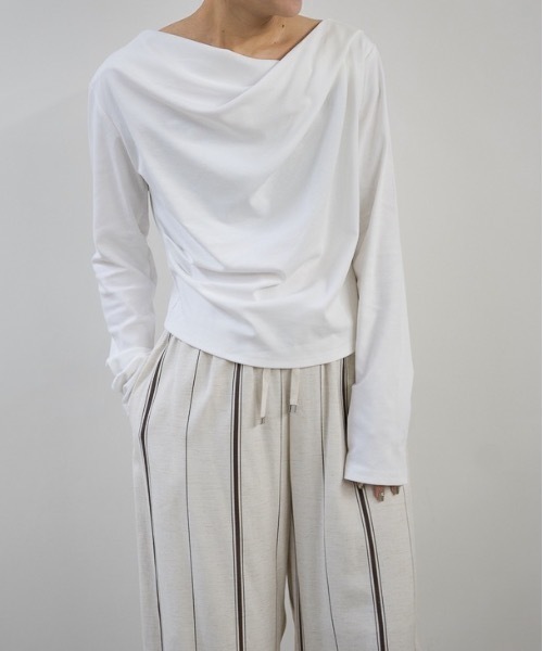 hwyl(ヒュイル)の「ドレープオフショルダーTシャツ(Tシャツ/カットソー・レディース・ホワイト/チャコールグレー/ブラック/ブラウン・FREE)」の7枚目の写真