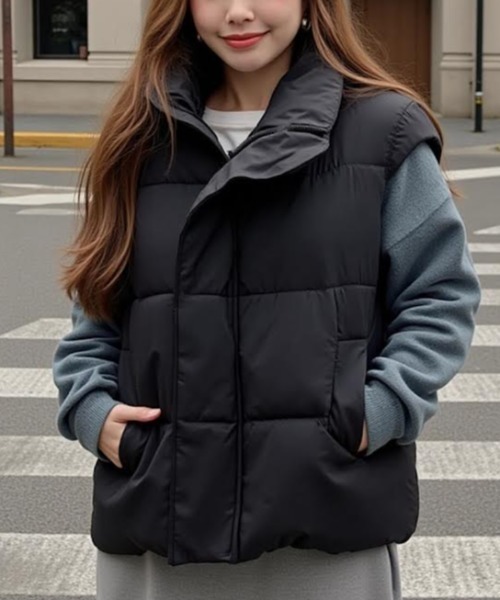 cammie(キャミー)の「ハイネック中綿オーバーサイズダウンベスト(ダウンベスト・レディース・ブラック/アイボリー・L/M)」の9枚目の写真
