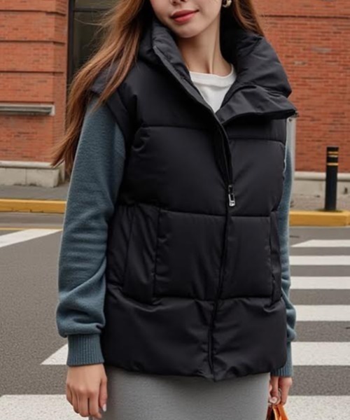 cammie(キャミー)の「ハイネック中綿オーバーサイズダウンベスト(ダウンベスト・レディース・ブラック/アイボリー・L/M)」の11枚目の写真