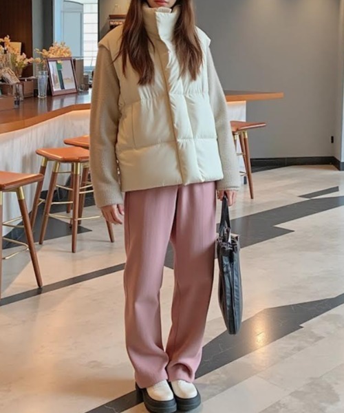 cammie(キャミー)の「ハイネック中綿オーバーサイズダウンベスト(ダウンベスト・レディース・ブラック/アイボリー・L/M)」の8枚目の写真