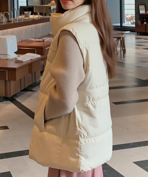 cammie(キャミー)の「ハイネック中綿オーバーサイズダウンベスト(ダウンベスト・レディース・ブラック/アイボリー・L/M)」の5枚目の写真