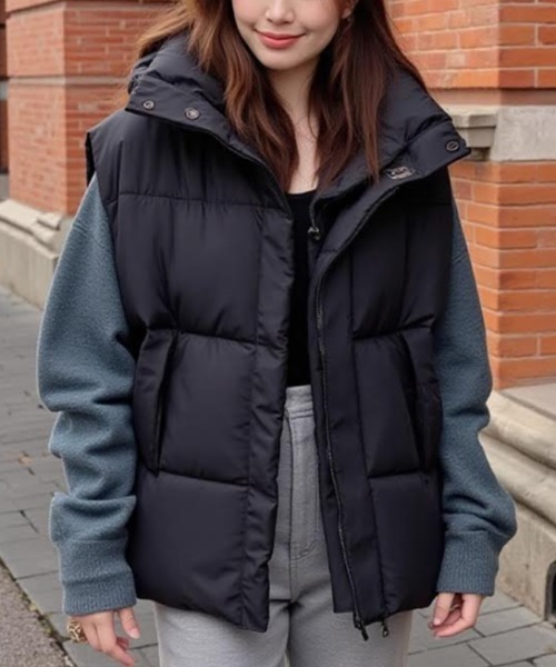 cammie(キャミー)の「ハイネック中綿オーバーサイズダウンベスト(ダウンベスト・レディース・ブラック/アイボリー・L/M)」の12枚目の写真
