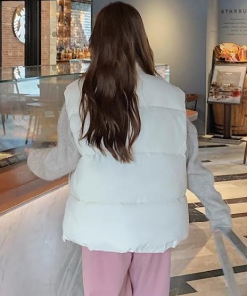 cammie(キャミー)の「ハイネック中綿オーバーサイズダウンベスト(ダウンベスト・レディース・ブラック/アイボリー・L/M)」の6枚目の写真