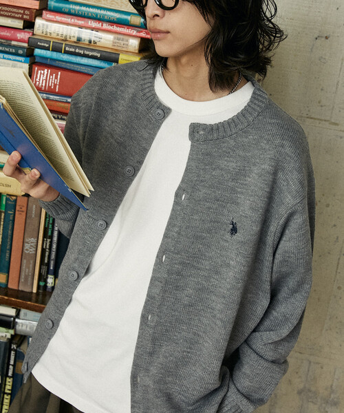 U.S. POLO ASSN.（ユーエスポロアッスン）の「U.S. POLO ASSN./ユーエスポロアッスン 別注 CREW NECK KNIT CARDIGAN/クルーネックニットカーディガン(限定展開)（カーディガン/ボレロ・メンズ・ネイビー/ブラック/チャコールグレー/グレー・LARGE/MEDIUM/SMALL）」の3枚目の写真