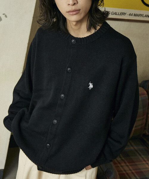 U.S. POLO ASSN.（ユーエスポロアッスン）の「U.S. POLO ASSN./ユーエスポロアッスン 別注 CREW NECK KNIT CARDIGAN/クルーネックニットカーディガン(限定展開)（カーディガン/ボレロ・メンズ・ネイビー/ブラック/チャコールグレー/グレー・LARGE/MEDIUM/SMALL）」の2枚目の写真