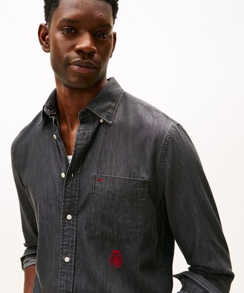 TOMMY HILFIGER(トミーヒルフィガー)の「ワーカーデニムシャツ(シャツ/ブラウス・メンズ・ブラウン・SMALL/MEDIUM/LARGE/X-LARGE)」の2枚目の写真