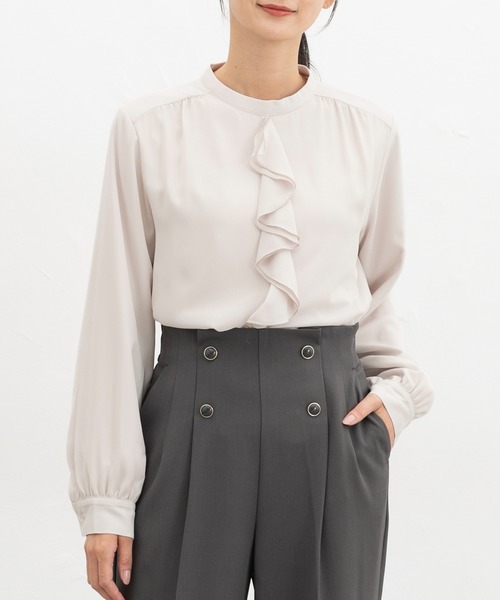 Honeys(ハニーズ)の「【ハニぽか】あったか裏地ラッフルブラウス(シャツ/ブラウス・レディース・アイボリー/グレイッシュベージュ/イエロー/ネイビー/ラベンダー・3L/L/LL/M/S)」の3枚目の写真