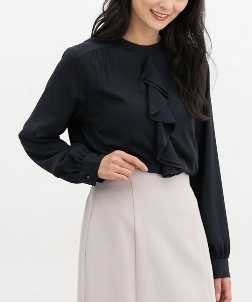 Honeys(ハニーズ)の「【ハニぽか】あったか裏地ラッフルブラウス(シャツ/ブラウス・レディース・アイボリー/グレイッシュベージュ/イエロー/ネイビー/ラベンダー・3L/L/LL/M/S)」の10枚目の写真