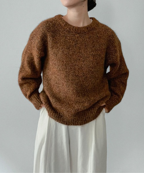 on:nue（オンニュ）の「【on:nue】[着用動画あり！/ ユニセックス] メランジクルーネックオーバーニット（ニット/セーター・レディース・イエロー/ブラウン/グレー・FREE）」の4枚目の写真