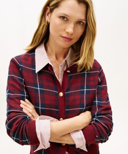 TOMMY HILFIGER（トミーヒルフィガー）の「タータンフラッグジャカードクルーネックカーディガン（ニット/セーター・レディース・ボルドー・XX-SMALL/X-SMALL）」の2枚目の写真