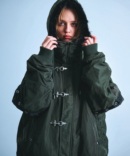 Revo.（レボ）の「オーバーサイズ ファイヤーマンバックル エコファー N-2B フライトジャケット【UNISEX】（ミリタリージャケット・メンズ・ブラック/オリーブ・S/M/L）」の2枚目の写真