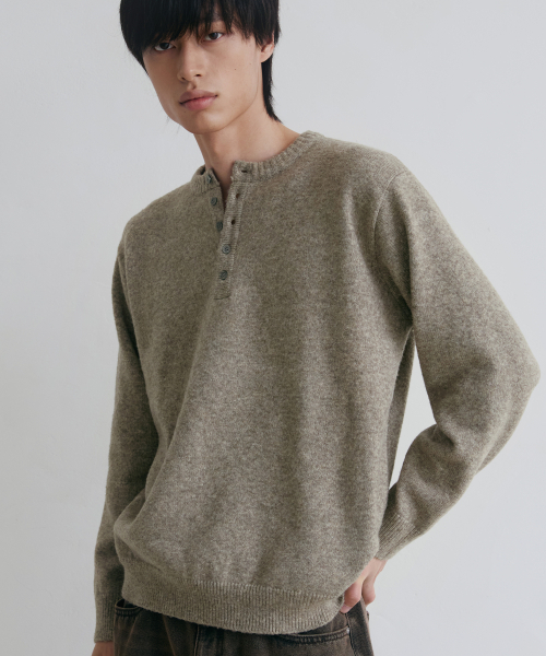 NODU（ノードユー）の「デイリープレーンヘンリーネックニット[ベージュ]（ニット/セーター・メンズ・ベージュ・MEDIUM/LARGE）」の2枚目の写真