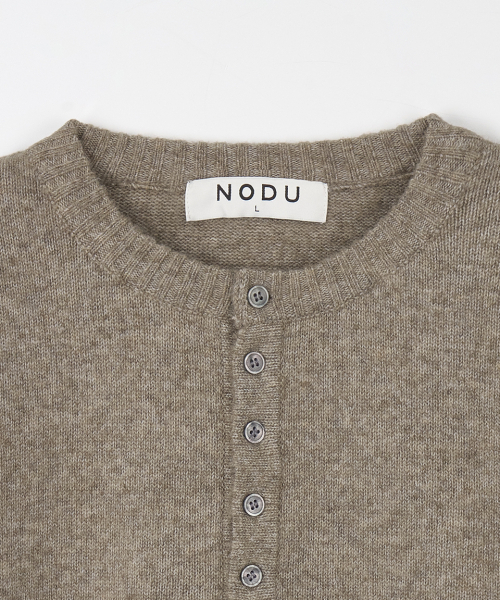 NODU（ノードユー）の「デイリープレーンヘンリーネックニット[ベージュ]（ニット/セーター・メンズ・ベージュ・MEDIUM/LARGE）」の3枚目の写真