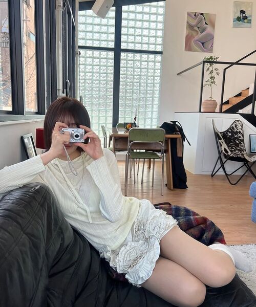 SINOON（シヌーン）の「[イシアン、ミヨン、モモ、ジョイ着用] ローズフリル ミニスカート（クリームイエロー）（スカート・レディース・イエロー・SMALL/MEDIUM）」の3枚目の写真
